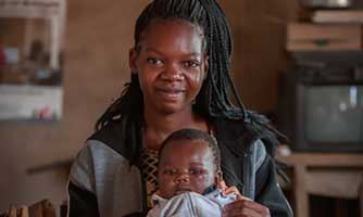 Ung mor med et lite barn. Bilde tatt i Malawi.