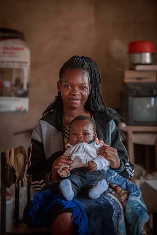 Bilde av ung mor og hennes lille barn i Malawi