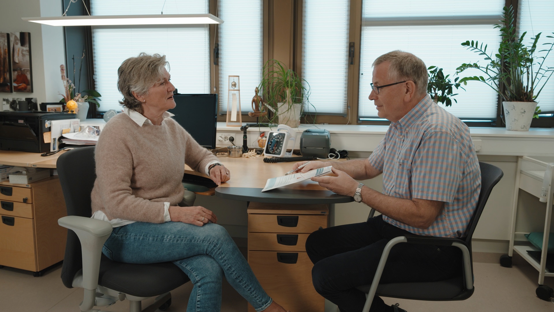 Kvinne og mann sitter ovenfor hverandre på et kontor. Kristin Lamvik Kjørholt og Ketil Arne Espnes foto KUPP