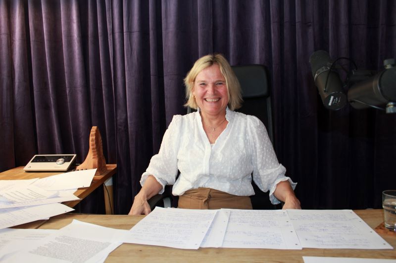 Bilde av Anne Cecilie Harvei i studio. Foto: Anne Kristine Bergem