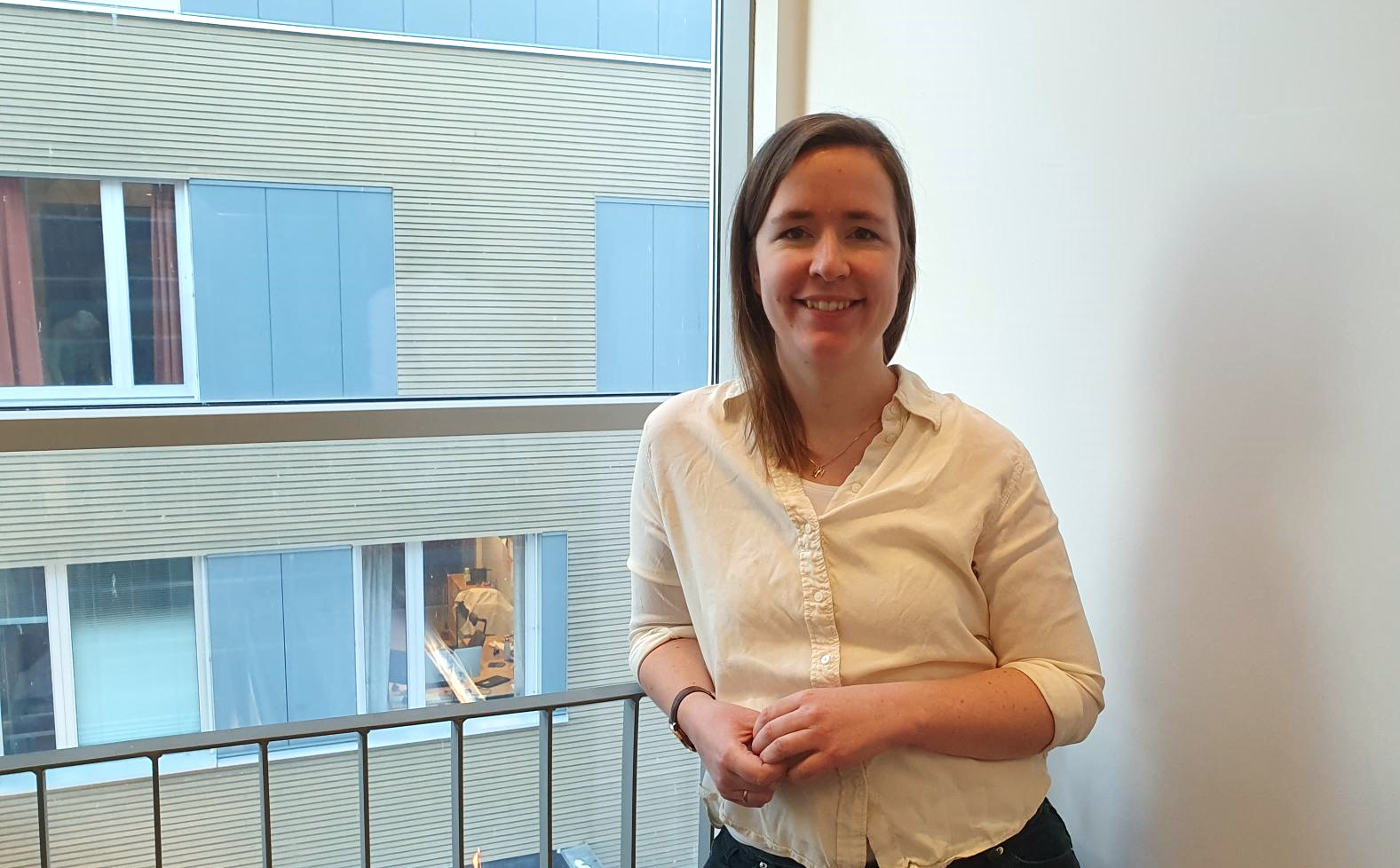 Kvinne i trappeoppgang foran vindu. Kirsti Wahlberg foto privat