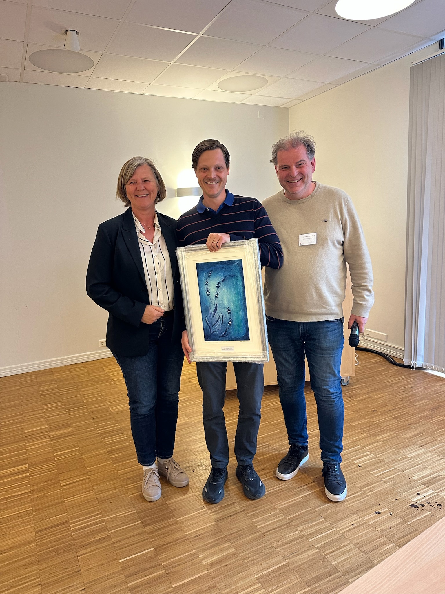 Bendik Christian Brinchmann mottar orkidéprisen av LVS leder Rune Oskar Bjørneklett. President Anne-Karin Rime til høyre, Bendik Christian Brinchmann i midten og leder LVS, Rune Oskar Bjørneklett til venstre. Foto: Bente Kvamme