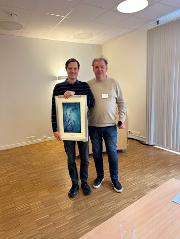 Bendik Christian Brinchmann mottar orkidéprisen av LVS leder Rune Oskar Bjørneklett. Bendik Christian Brinchmann til venstre og leder LVS, Rune Oskar Bjørneklett til høyre. Foto: Bente Kvamme