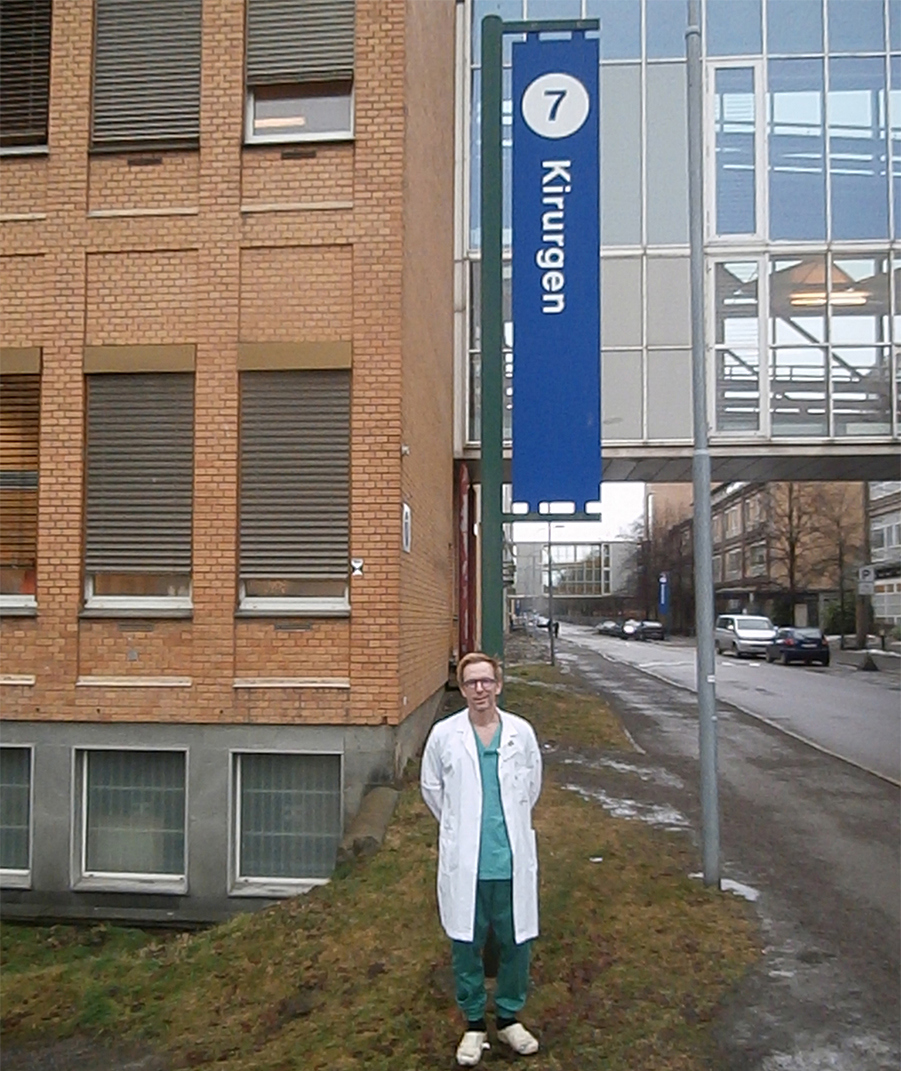 Even Mjøen ved inngangen til kirurgen på Ullevål sykehus.