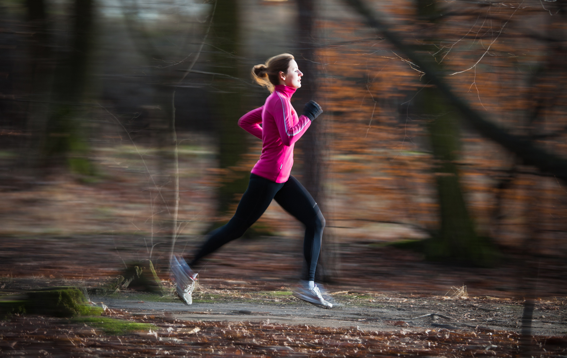 woman-running-outdoors-in-a-city-park-on-a-cold-fall-winter-day-motion-blurred-image