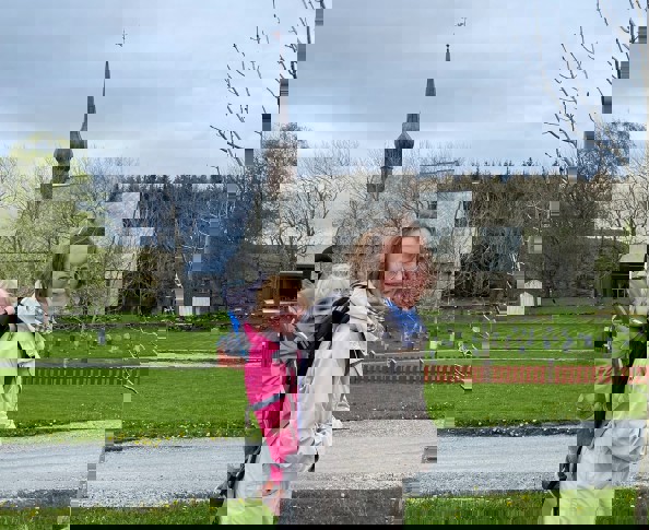 Margit Steinholt med barnebarnet i bæremeis på ryggen. Foto: Bo Jacobsson