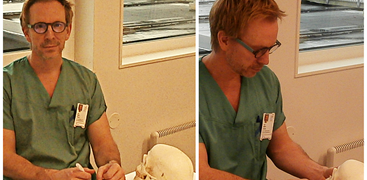 Bilde av Even Mj&#248;en, lederen i Norsk forening for maxillofacial kirurgi som unders&#248;ker en skalle.