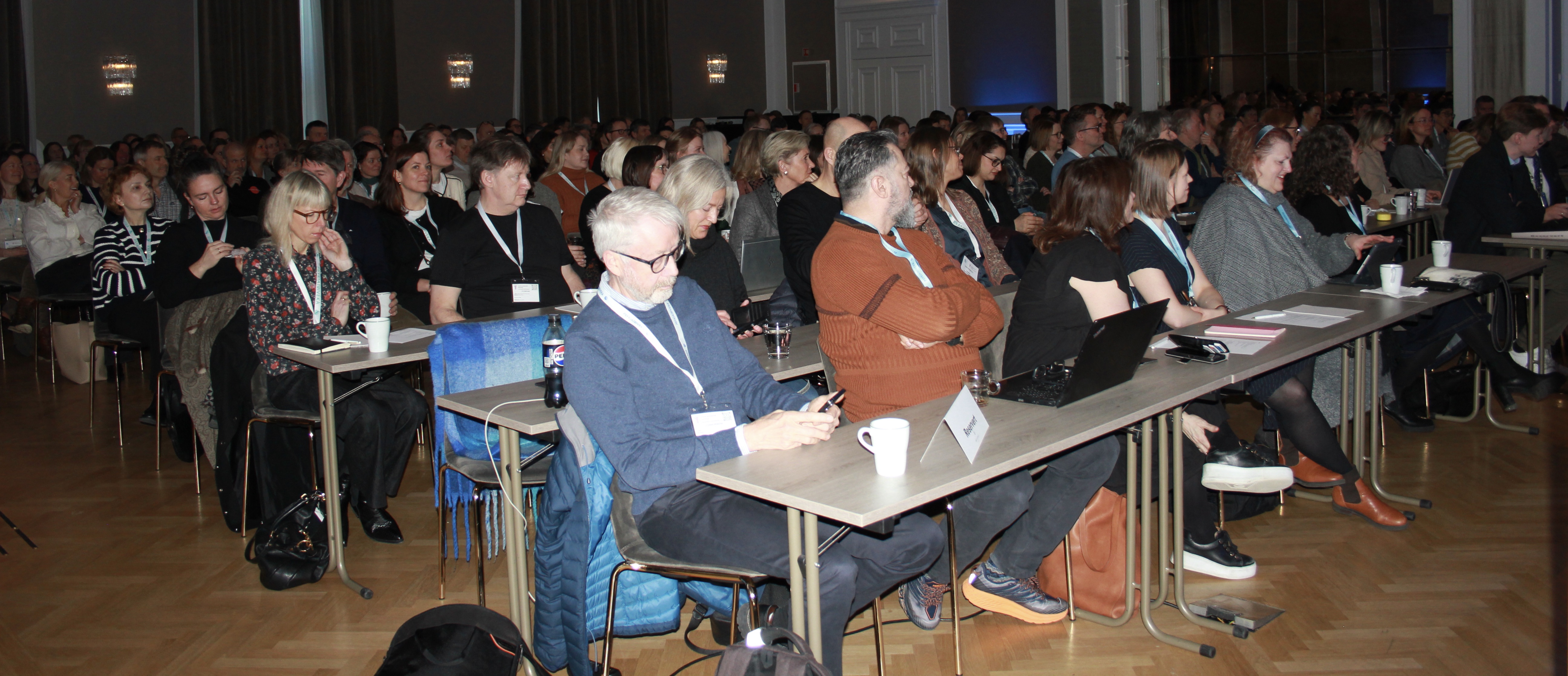 En sal full av mennesker