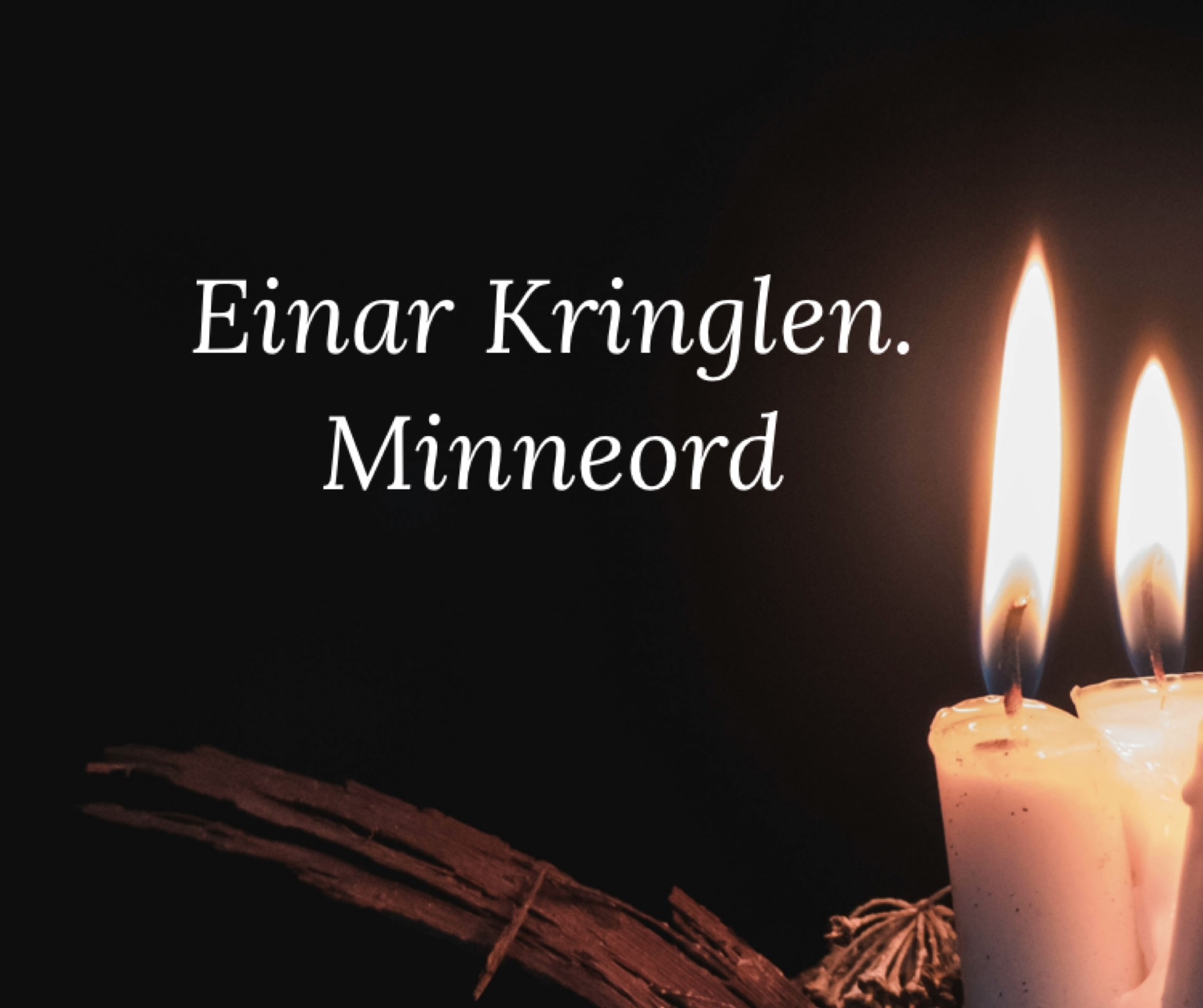 Mørk bakgrunn med skrift og to stearinlys med flammer.
