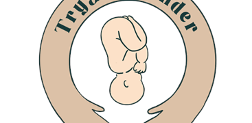 logo, trygge hender. Logo designet som to armer som omfavner et spedbarn, med teksten &quot;Trygge hender&quot;