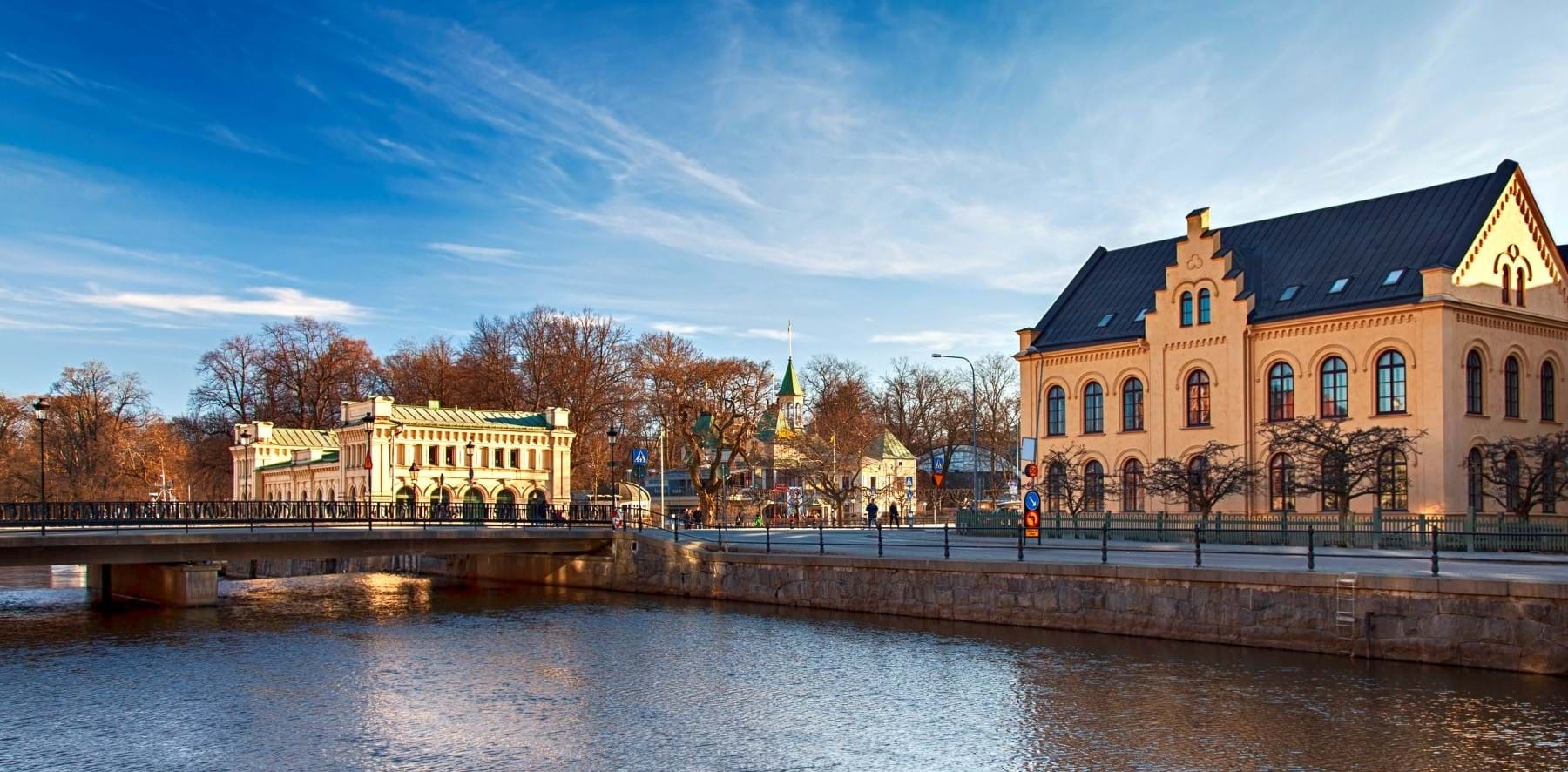 Bilde av Uppsala sentrum med bygninger ved elven. Foto: SophieMcAulay/Colourbox