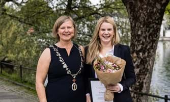 Prisvinner Siri Lillegraven sammen med president Anne-Karin Rime