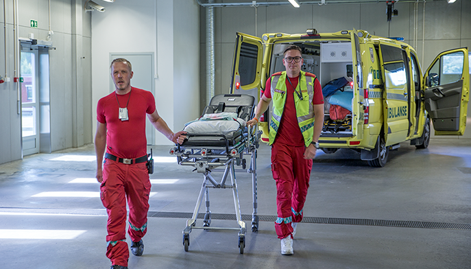 Ambulanse og to ambulansepersonell - FOTO: Thomas Barstad Eckhoff/Legeforeningen