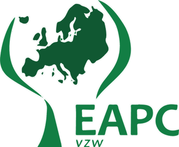 Logo EAPC. Kart over Europa holdt av to grønne stiliserte hender