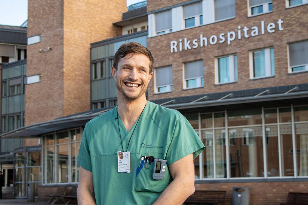 Andreas Lødrup foran Rikshospitalet.