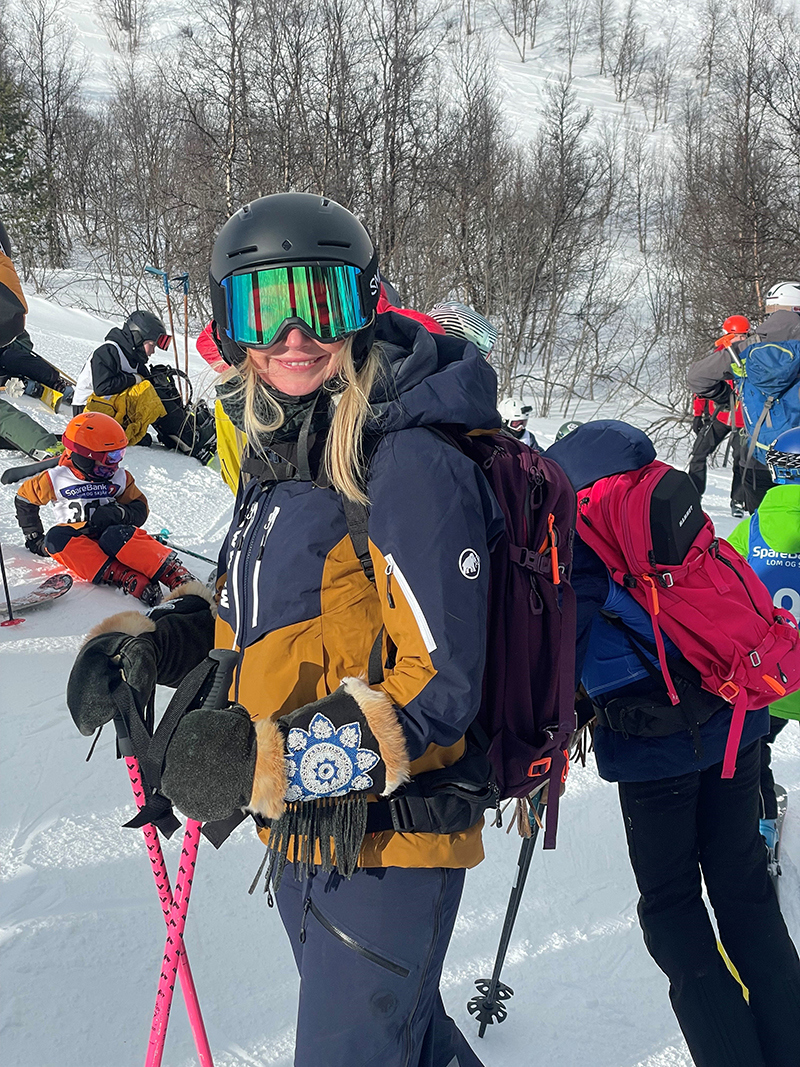 Bilde av Camilla Cecilie Underland med ski og sekk.