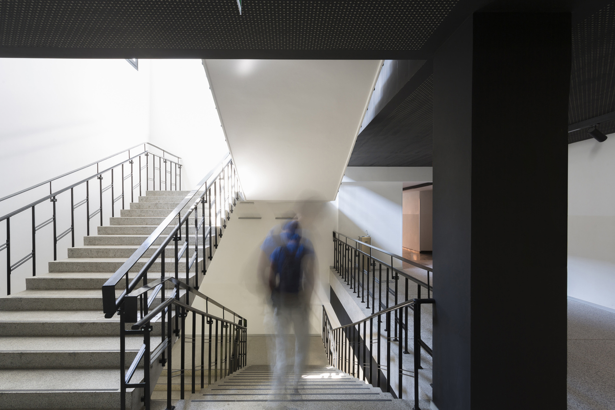 En ungdom på en skole ute av fokus. Foto: Istockphoto.com/Jurkos