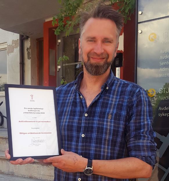 Sigurd Høye fra Antibiotikasenteret i primærmedisin med diplom for Legeforeningens kvalitetspris for primærhelsetjenesten 2020. Foto: Privat