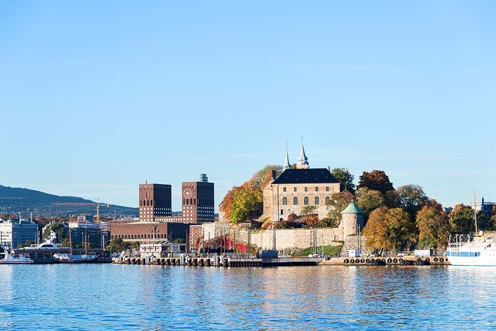 Akershus festning og Oslo rådhus sett fra vannet. Bilde: Colourbox.com