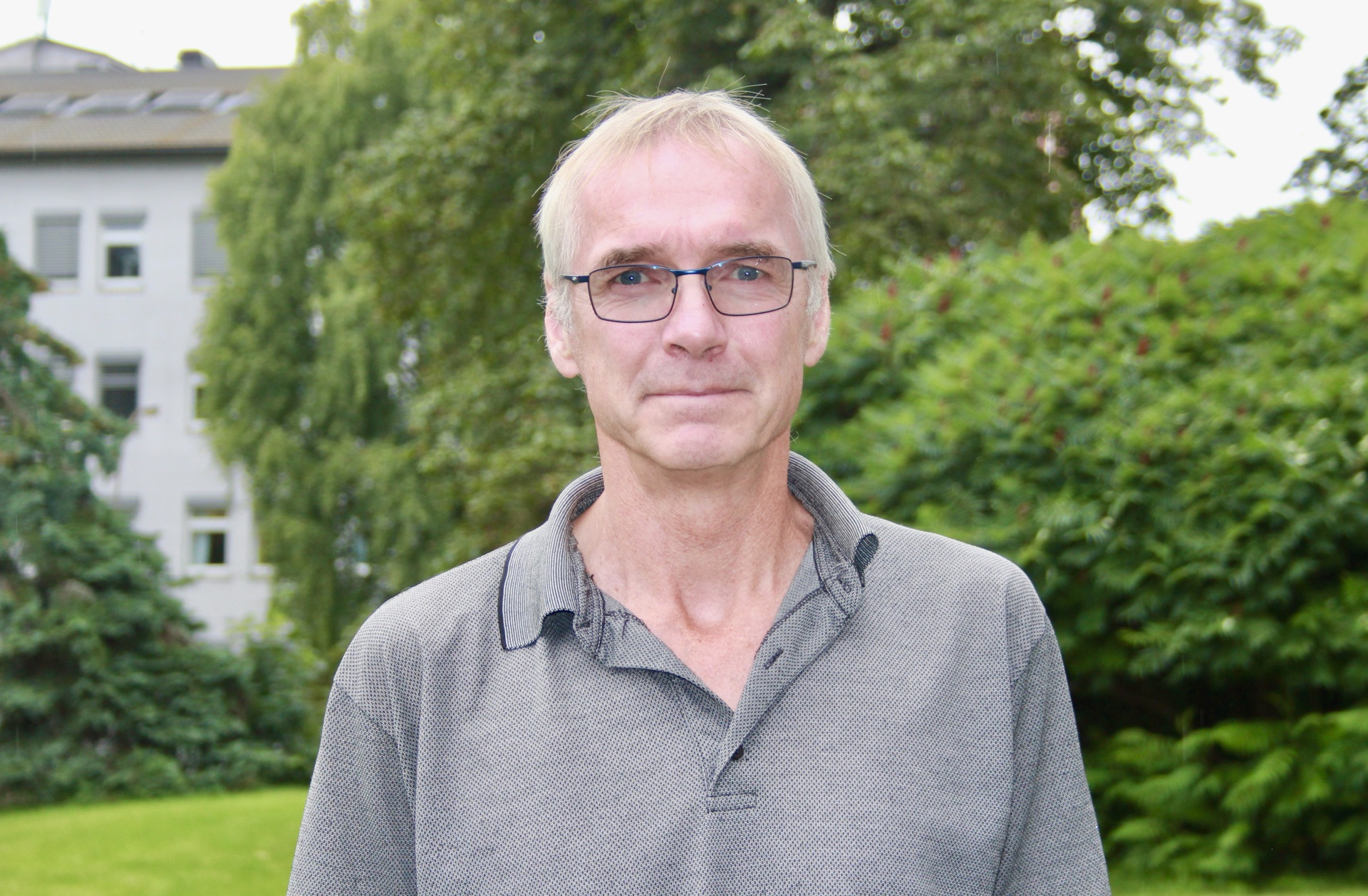 Psykiater Øyvind Rø på plenen utenfor RASP.