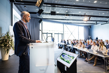 Bilde av Ståle Sagabråten ved talerstolen på et tidligere faglandsråd.