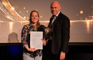 Kvinnelig prisvinner og mannlig jurymedlem