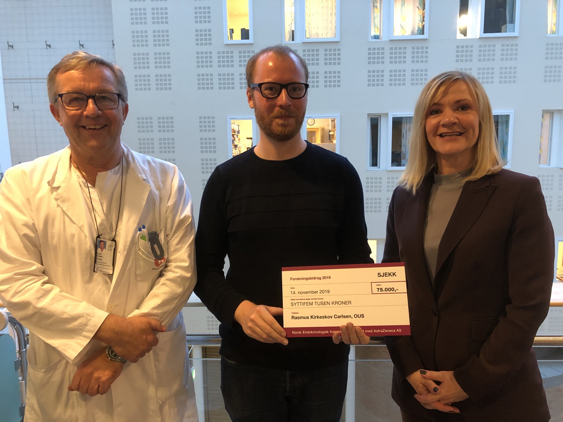 Prisvinnere AstraZeneca 2019. Fra høyre veileder Prof Trond Jensen, stipendmottaker Rasmus Carlsen og daglig leder AstraZeneca Norge, Elisabeth Ohlsson. Foto: Pedro Kringen AstraZeneca