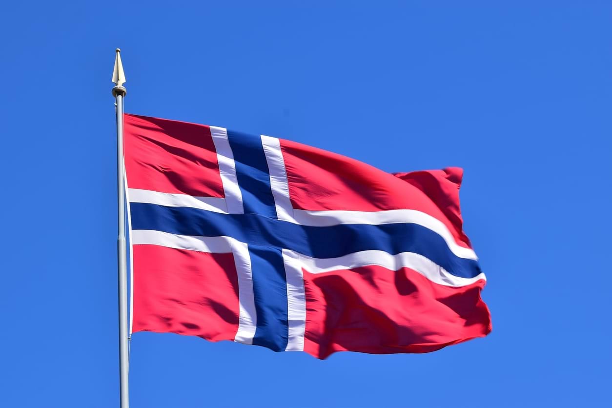 Det norske flagget som vaier i vinden. Foto: Istockphoto.com
