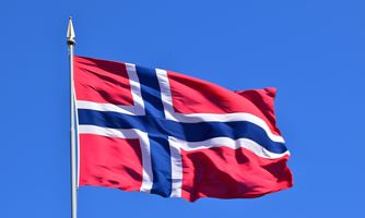 Det norske flagget som vaier i vinden. Foto: Istockphoto.com