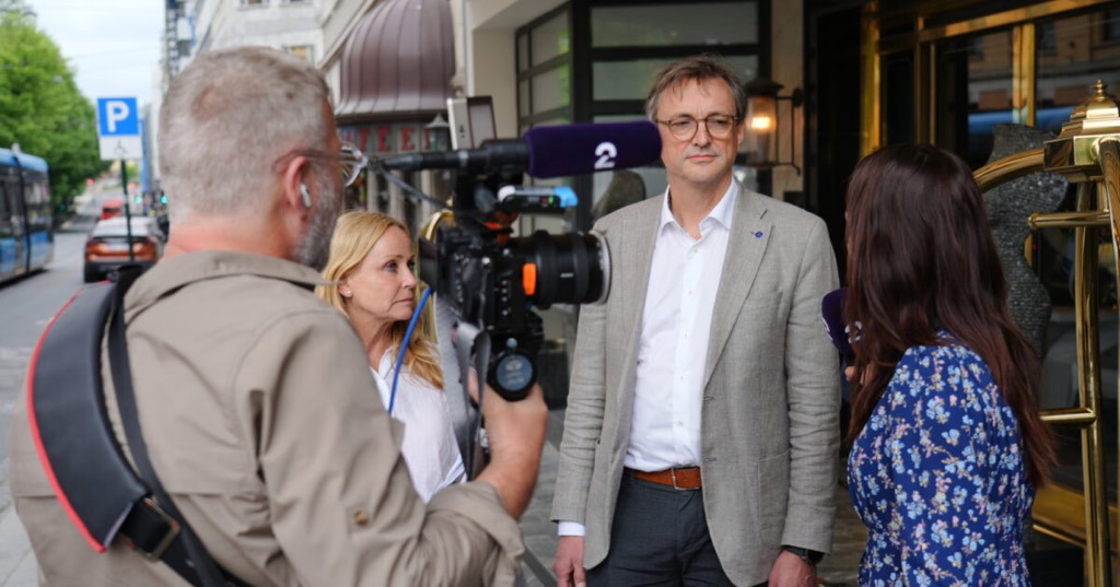 Forhandlingsleder for Akademikerne i Oslo kommune Julius Okkenhaug intervjues av TV2. Foto: Akademikerne