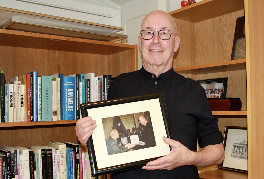 Bilde av Edvard Hauff som holder et bilde.