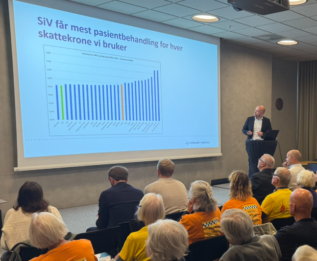 Bilde fra presentasjon under sykehusdebatt. Sykehuset i Vestfold er i fokus under en presentasjon.