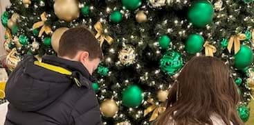 Ingressbilde med 2 barn foran juletre