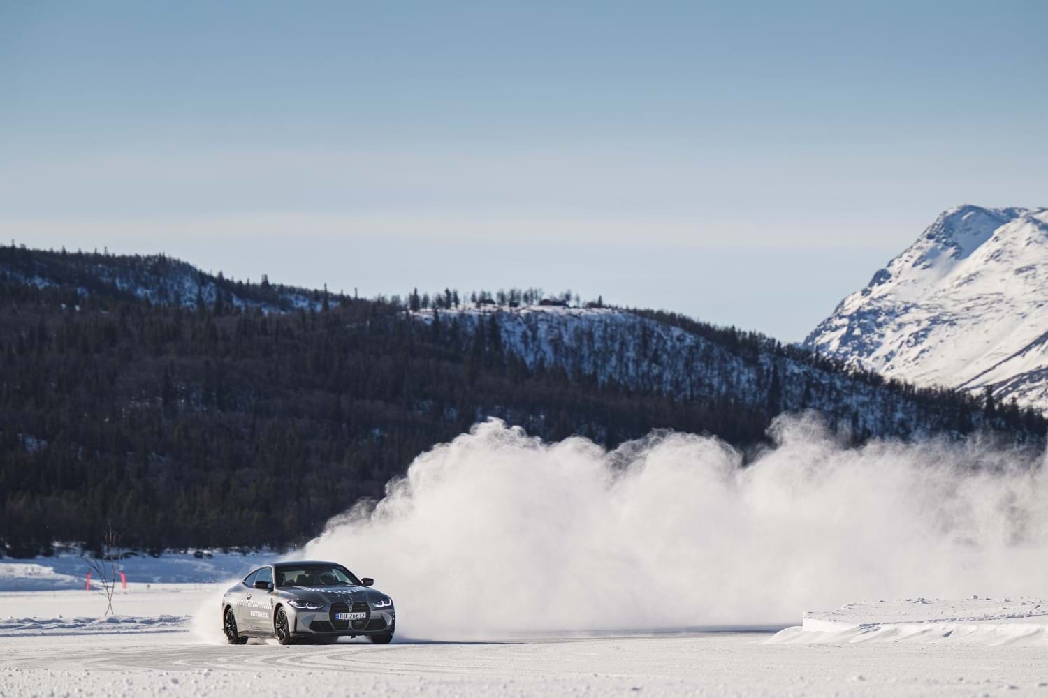 En BMW M-serie som sklir sidelengs på isen. Foto: BMW