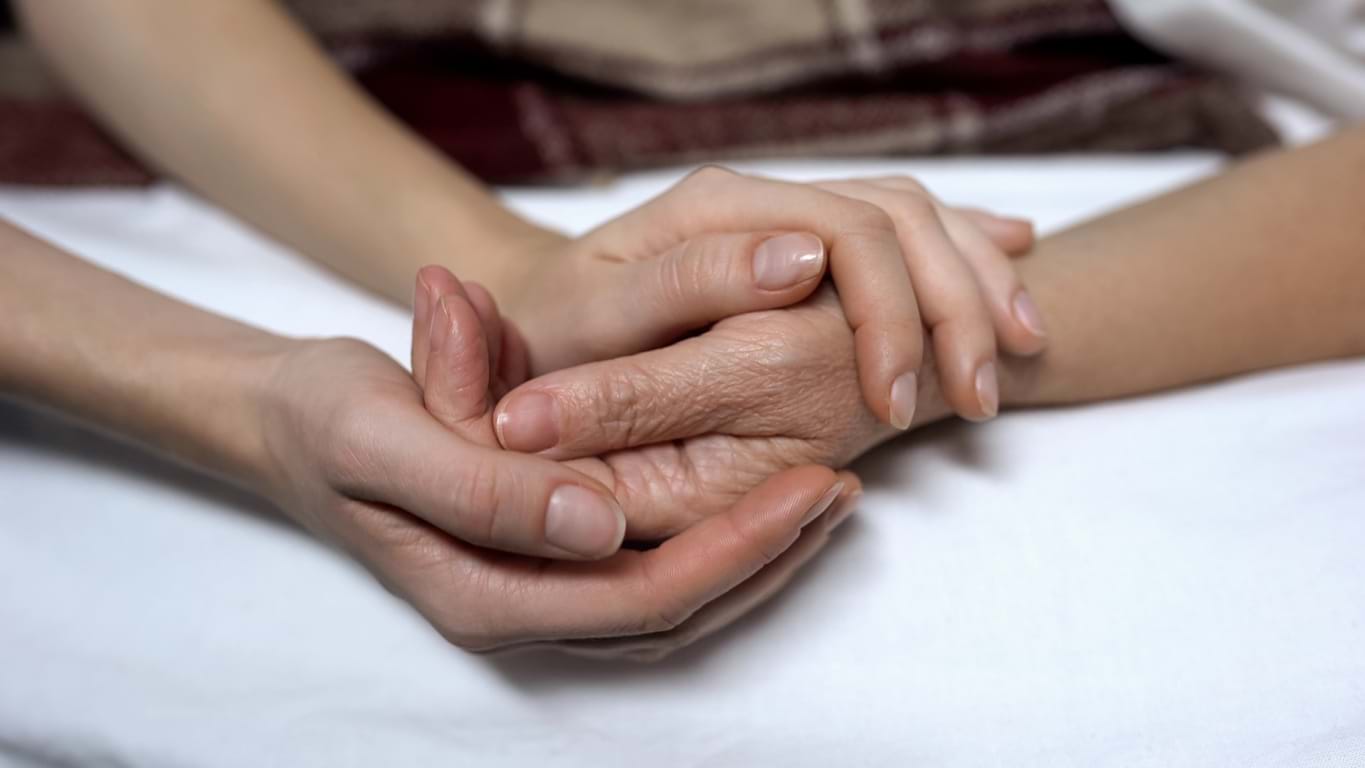 To hender som holder en annens hånd. Foto: Istockphoto.com