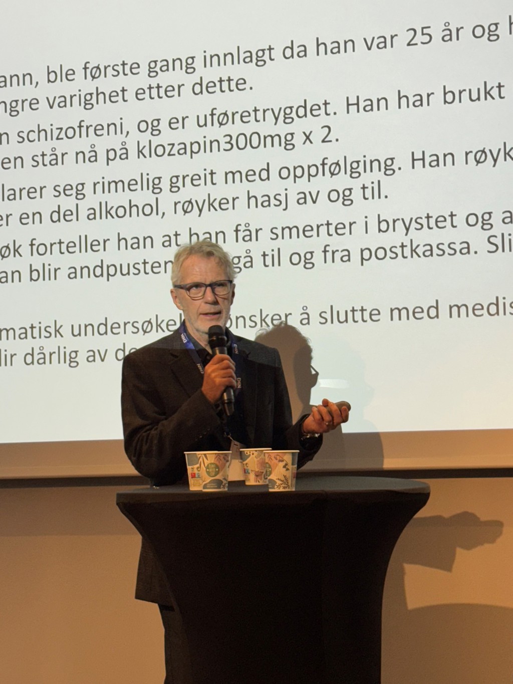 Lars Lien på scenen under Ehin. Foto: Legeforeningen