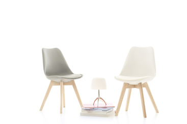 To tomme stoler som står vendt mot hverandre. Foto: Colourbox.