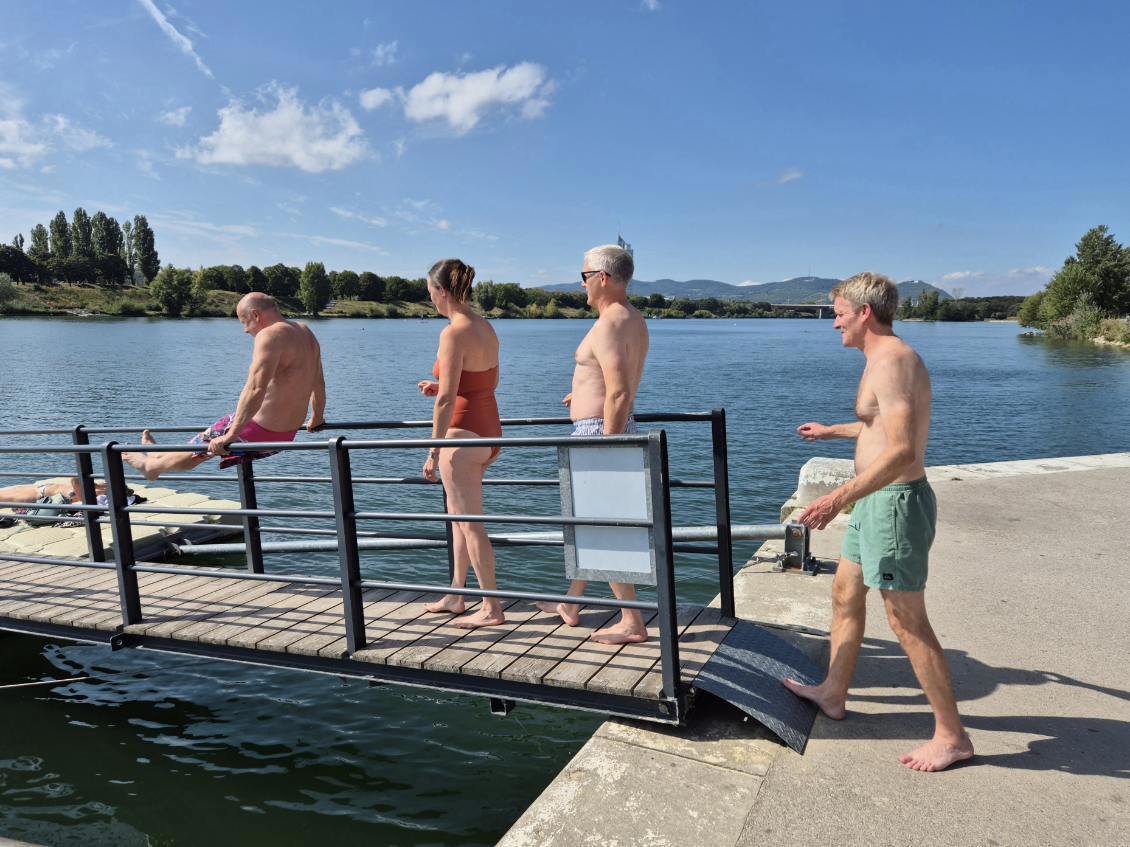 «ECP badere»: Glade patologer bruker lunsjpausen til en dukkert i Donau. Foto: Henrik Reims.