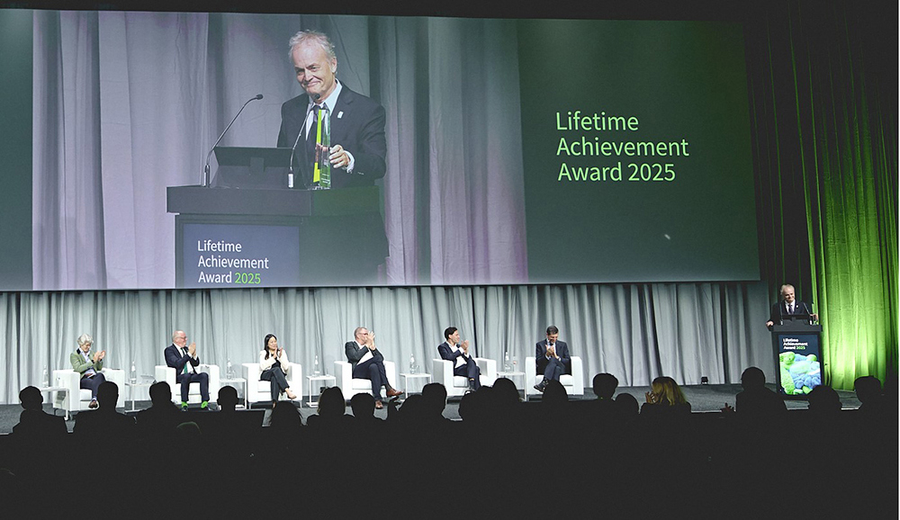 Lars Aabakken på prisutdeling i Berlin. Her holder han takketale i kjølvannet av at han har blitt tildelt Lifetime Achievement Award 2025.