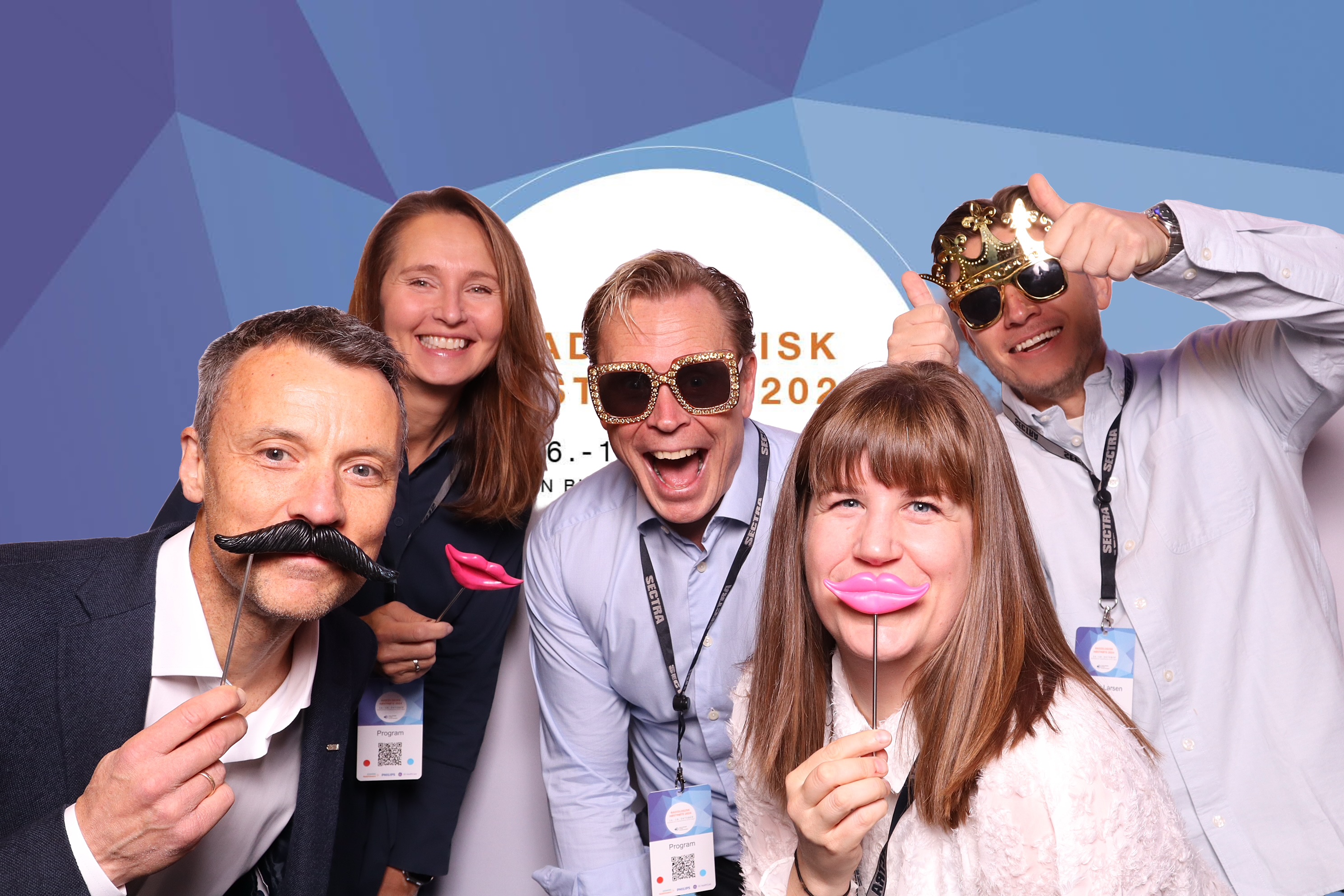 Bilde av fem personer i photobooth