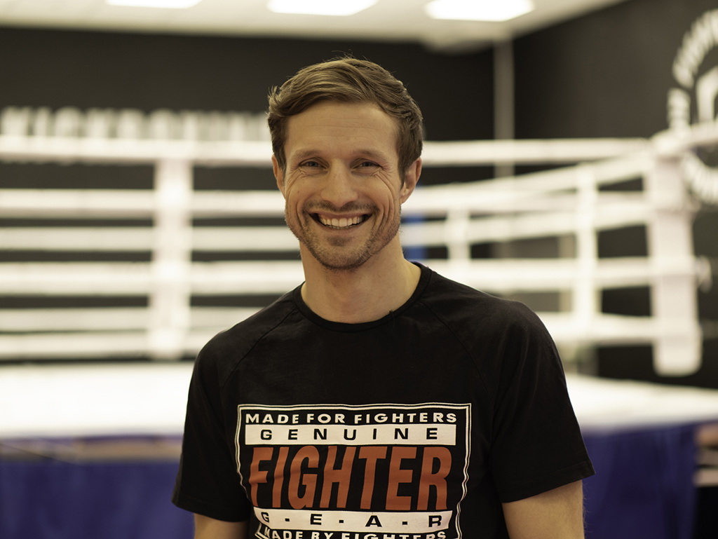 Andreas Lødrup trener kickboksing.