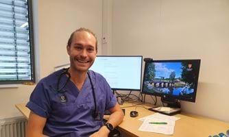 Doctor smiling in office. Nicolay J Harbin foto privat