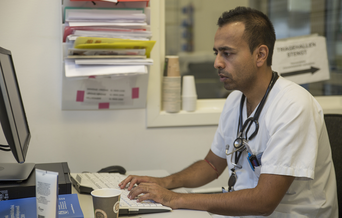 Bilde av lege på Ahus som sitter ved en PC. Foto: Legeforeningen.