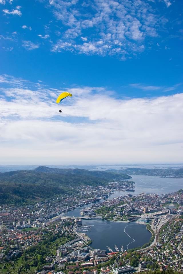 Paraglider over Bergen by. Foto: Irfan Alijagic on Unsplash.com