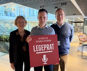 Instituttsjef Erlend Hem ved LEFO, med Jørgen Breivold, som er fastlege, og Karin Isaksson Rø, seniorforsker ved LEFO. Foto: Legeforeningen