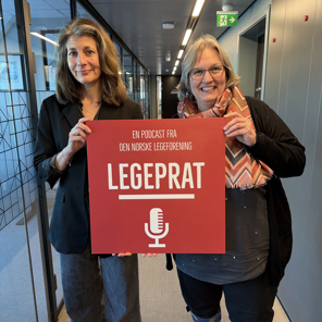 Charlotte Lunde og Heike Simensen holder Legeprat-plakaten.