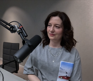 Emina Bektesevic Holmlund under Legeprat podcast. Foto: Legeforeningen