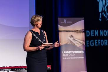 MÅ RUSTE OPP: – Det vi ikke har kapasitet til i vanlig drift, kan vi heller ikke trylle frem i en krise. Der Forsvaret ruster opp, kan ikke helsetjenesten bygges ned, sa Anne-Karin Rime i sin åpningstale til landsstyret. Foto: Legeforeningen/Thomas B. Eckhoff.