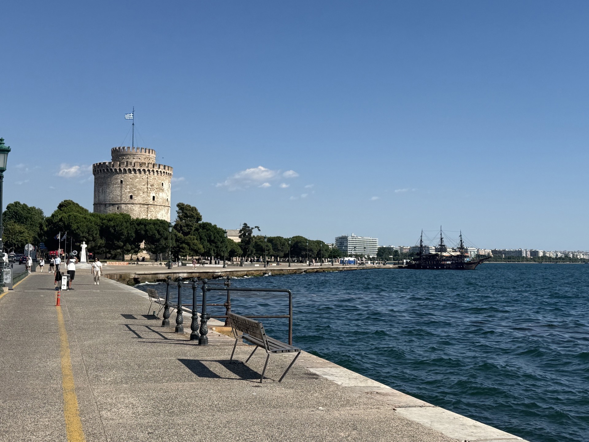 Det hvite tårnet i Thessaloniki, med havnen på en solrik dag. Foto: Iselin Thunestvedt Christoffersen