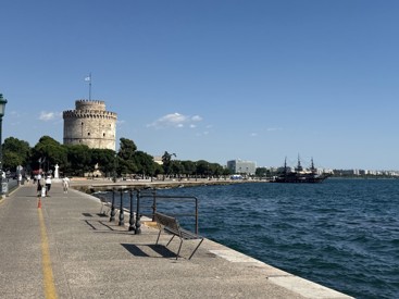 Det hvite tårnet i Thessaloniki, med havnen på en solrik dag. Foto: Iselin Thunestvedt Christoffersen